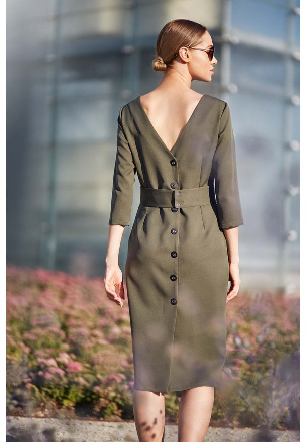 Sukienki.shop - Elegancka sukienka ołówkowa midi z dekoltem V na plecach brązowa. Okazja: na spotkanie biznesowe, do pracy. Kolor: brązowy, czarny. Typ sukienki: ołówkowe. Styl: elegancki. Długość: midi