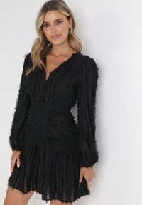 Born2be - Czarna Rozkloszowana Sukienka z Koronką i Wystrzępieniem Jenika. Kolor: czarny. Materiał: koronka. Wzór: koronka. Styl: elegancki #1