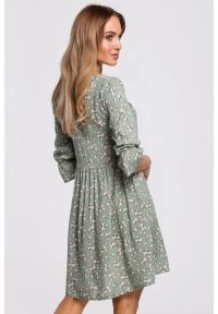 Sukienki.shop - Sukienka boho rozkloszowana mini z wiskozy w kwiaty zielona. Okazja: do pracy. Kolor: zielony. Materiał: wiskoza. Wzór: kwiaty. Sezon: wiosna, jesień, lato. Styl: boho. Długość: mini #2