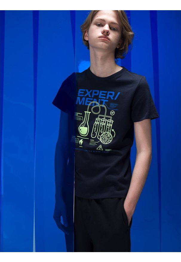 4f - T-shirt z nadrukiem świecącym w ciemności chłopięcy. Kolor: niebieski. Materiał: bawełna. Wzór: nadruk
