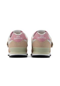 Buty dziecięce New Balance PV574QTC – beżowe. Zapięcie: rzepy. Kolor: różowy. Materiał: guma, materiał, syntetyk. Szerokość cholewki: normalna. Model: New Balance 574. Sport: turystyka piesza #4