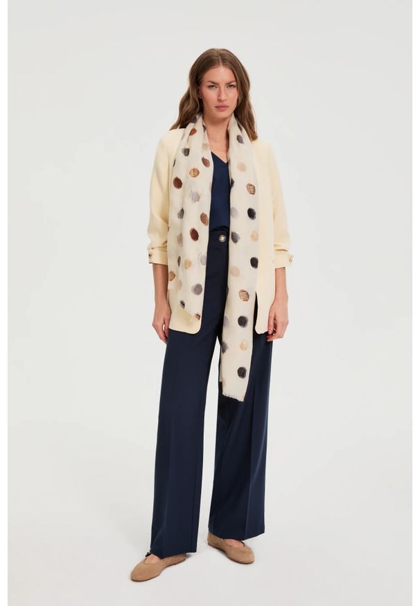 MOODO - Szal w kropki beżowy. Kolor: beżowy. Materiał: poliester. Wzór: kropki