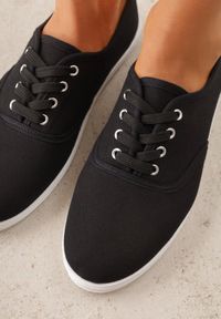 Born2be - Czarne Tenisówki na Płaskiej Podeszwie ze Sznurowaniem i Okrągłym Noskiem Ezoma. Okazja: na co dzień. Nosek buta: okrągły. Zapięcie: sznurówki. Kolor: czarny. Wzór: kropki. Wysokość cholewki: przed kostkę. Materiał: jeans, materiał. Obcas: na płaskiej podeszwie. Styl: casual #5