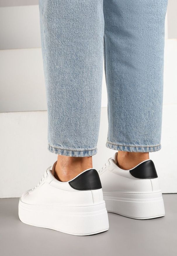 Born2be - Biało-Czarne Klasyczne Sneakersy na Grubej Podeszwie Tosirra. Okazja: na co dzień. Kolor: biały. Materiał: jeans