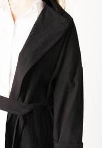 Born2be - Czarna Bawełniano-Wiskozowa Kurtka Typu Krótki Trencz z Ozdobnym Guzikiem Dafena. Okazja: na co dzień, na spotkanie biznesowe, do pracy. Kolor: czarny. Materiał: wiskoza, bawełna. Długość: krótkie. Styl: casual, biznesowy, elegancki, klasyczny #2