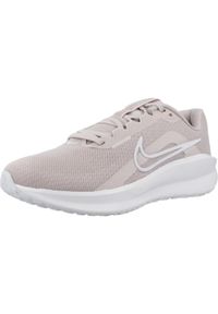 Buty do biegania damskie Nike Downshifter 13. Kolor: beżowy. Materiał: materiał, syntetyk. Szerokość cholewki: normalna. Model: Nike Downshifter. Sport: bieganie