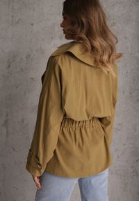 Renee - Zielona Kurtka z Bawełny i Wiskozy o Fasonie Krótkiego Trencza Abicara. Okazja: na co dzień. Typ kołnierza: kaptur. Kolor: zielony. Materiał: wiskoza, bawełna. Długość: krótkie. Styl: casual #3