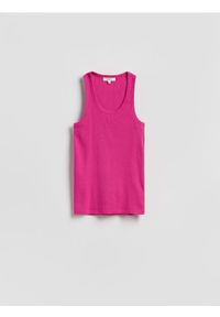Reserved - Prążkowany top - intensywny róż. Kolor: różowy. Materiał: prążkowany #1
