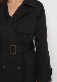Born2be - Czarny Płaszcz w Stylu Trencza Ozdobiony Paskiem z Klamrą Ninellira. Kolor: czarny. Materiał: jeans. Długość rękawa: długi rękaw. Długość: długie. Wzór: aplikacja. Styl: klasyczny, elegancki #4