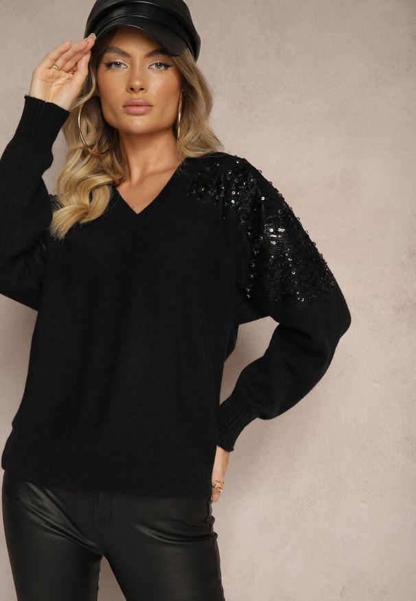 Renee - Czarny Sweter o Kroju Nietoperza Ozdobiony Cekinami i Cyrkoniami Nevarraea. Okazja: na co dzień. Kolor: czarny. Materiał: jeans. Wzór: aplikacja. Styl: klasyczny, elegancki, casual