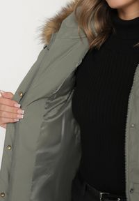 Born2be - Zielona Casualowa Kurtka Parka z Kapturem z Futerkiem Nallorea. Okazja: na co dzień. Typ kołnierza: kaptur. Kolor: zielony. Materiał: futro. Styl: casual #5