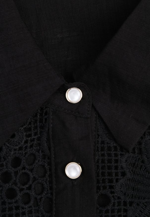 Born2be - Czarna Koszula z Wiskozy na Krótki Rękaw z Ażurowymi Wstawkami Kakara. Okazja: na co dzień, do pracy, na spotkanie biznesowe. Kolor: czarny. Materiał: wiskoza. Długość rękawa: krótki rękaw. Długość: krótkie. Wzór: ażurowy. Styl: klasyczny, casual, biznesowy, elegancki