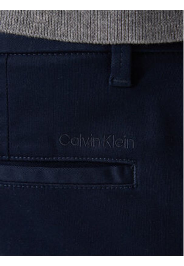 Calvin Klein Chinosy LV040EM633 Granatowy Slim Fit. Kolor: niebieski. Materiał: bawełna