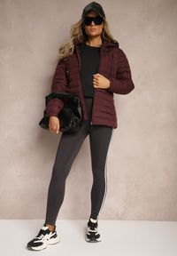 Renee - Bordowa Kurtka Ozdobiona Pikowaniem Wykończona Sznurkami i Kapturem Mivissa. Okazja: na co dzień, na spacer. Kolor: czerwony. Materiał: jeans. Wzór: aplikacja. Styl: casual, elegancki