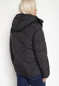 Born2be - Czarna Pikowana Kurtka z Kieszeniami i Kapturem z Możliwością Odpięcia Nikigala. Okazja: na spacer, na co dzień. Kolekcja: plus size. Kolor: czarny. Materiał: jeans, materiał. Styl: casual, elegancki #3