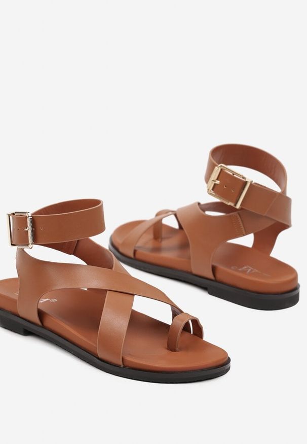 Renee - Jasnobrązowe Sandały Japonki w Stylu Rzymianek Perraza. Zapięcie: pasek. Kolor: brązowy. Sezon: lato. Obcas: na płaskiej podeszwie. Styl: boho, elegancki