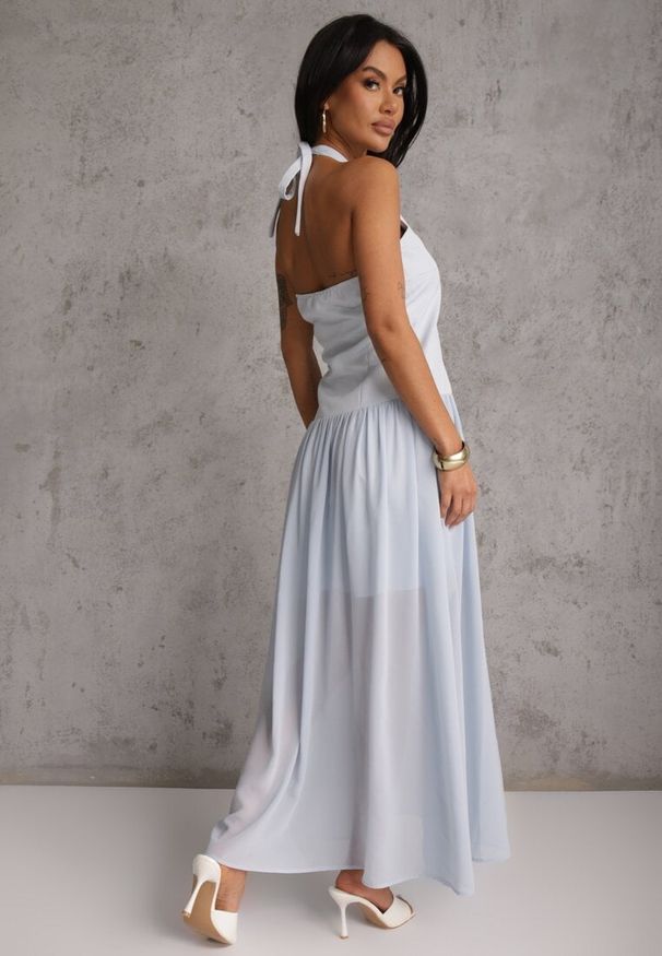 Renee - Niebieska Sukienka z Dekoltem Halter i Ozodbymi Guzikami z Przodu Nesia. Typ kołnierza: dekolt halter. Kolor: niebieski