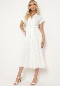 Born2be - Biała Bawełniana Ażurowa Sukienka na Guziki o Koszulowym Kroju Wiązana Paskiem Grosofia. Okazja: na co dzień. Kolor: biały. Materiał: bawełna. Wzór: ażurowy. Sezon: lato. Typ sukienki: koszulowe. Styl: klasyczny, casual, elegancki #1