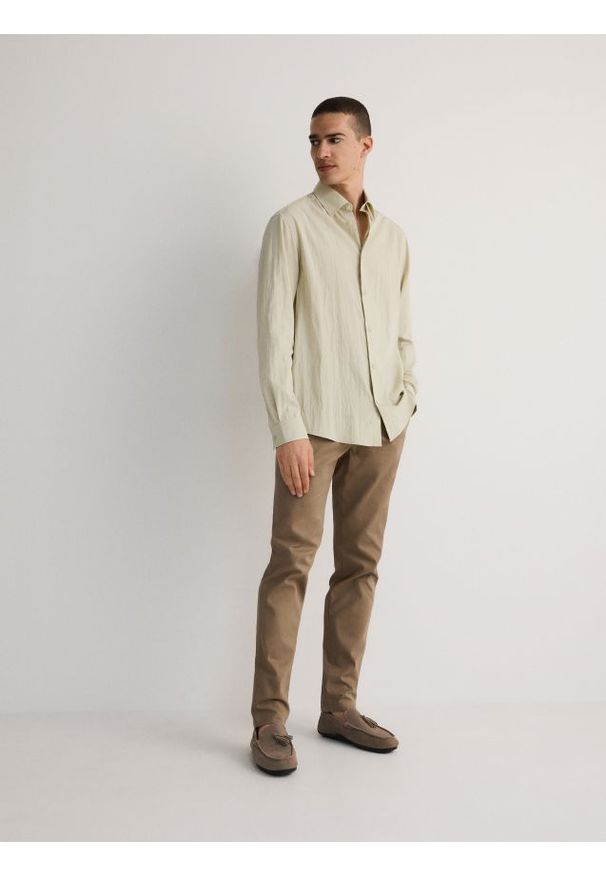 Reserved - Spodnie chino slim fit - brązowy. Kolor: brązowy. Materiał: tkanina. Wzór: gładki