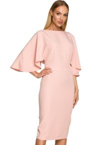 Sukienki.shop - Sukienka elegancka ołówkowa z szerokimi rękawami pudrowa z pelerynką. Okazja: na ślub cywilny, na komunię, na wesele. Typ sukienki: ołówkowe. Styl: elegancki