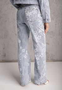 Renee - Niebieskie Szerokie Jeansy z Bawełną w Kwiaty Zinnetta. Okazja: na co dzień. Stan: podwyższony. Kolor: niebieski. Wzór: kwiaty. Styl: casual #4