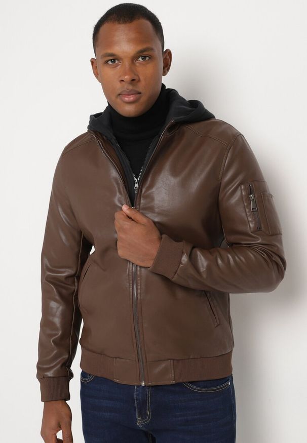 Born2be - Ciemnobrązowa Kurtka Ramoneska z Odpinanym Kapturem i Podszewką z Wsuwanymi Kieszeniami Bellarion. Okazja: na co dzień. Typ kołnierza: golf. Kolor: brązowy. Materiał: dzianina. Styl: elegancki, casual, klasyczny