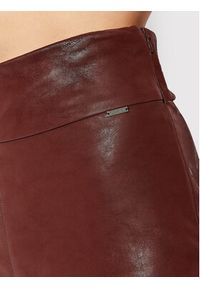Guess Spodnie z imitacji skóry Priscilla W1BB08 WE5V0 Brązowy Extra Slim Fit. Kolor: brązowy. Materiał: syntetyk, skóra #6