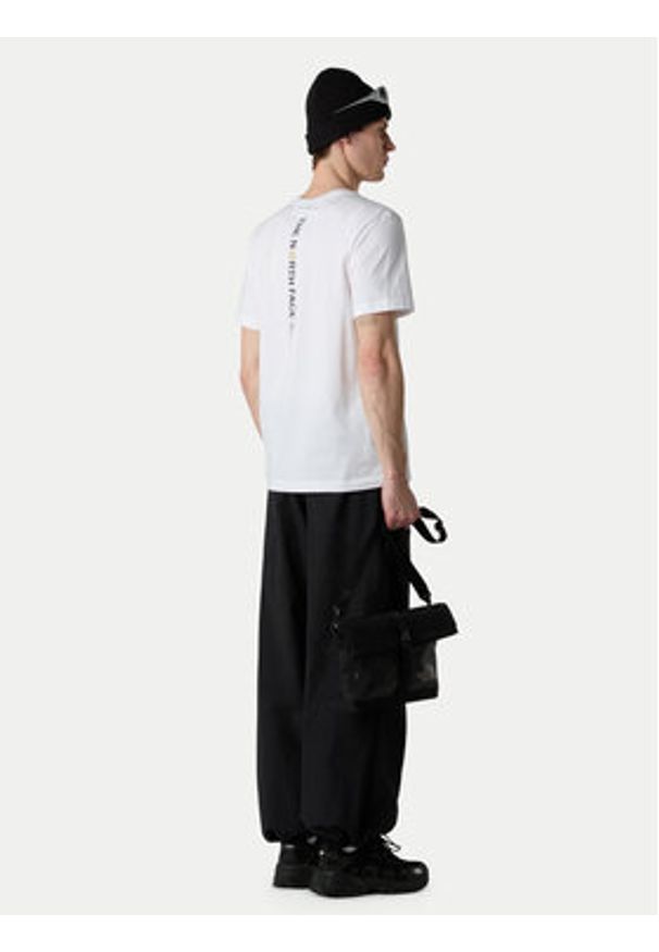 The North Face T-Shirt Vertical NF0A8EE7 Biały Regular Fit. Kolor: biały. Materiał: bawełna