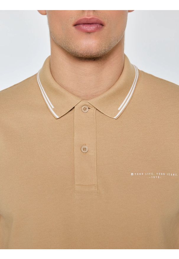 Big-Star - Koszulka męska polo beżowa Wladym 801. Okazja: na co dzień. Typ kołnierza: polo. Kolor: beżowy. Materiał: dzianina, jeans, materiał. Wzór: nadruk, aplikacja, paski. Styl: elegancki, casual, klasyczny, sportowy, wizytowy