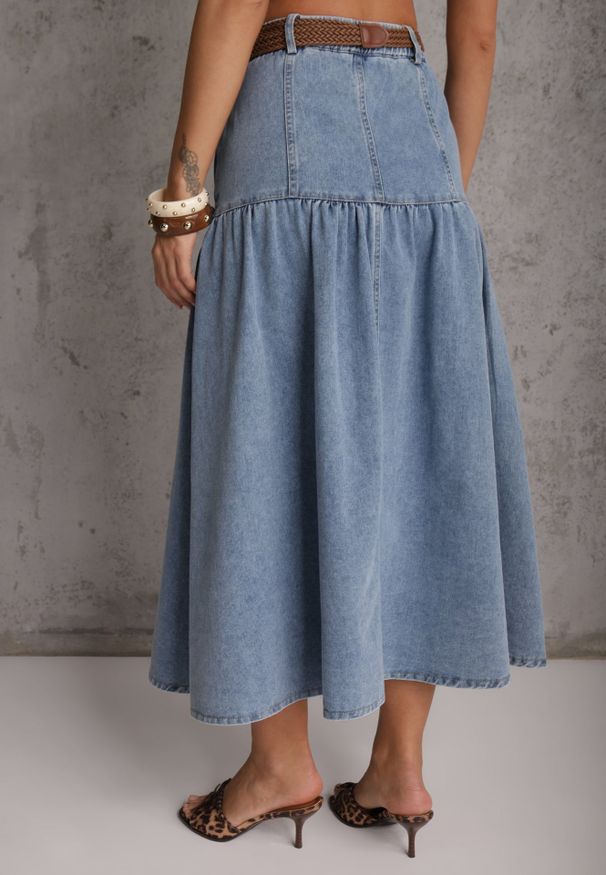 Renee - Niebieska Jeansowa Spódnica z Bawełny Ozdobiona Paskiem z Plecionki Ocearos. Okazja: na co dzień. Kolor: niebieski. Materiał: bawełna, jeans. Wzór: aplikacja. Styl: elegancki, casual