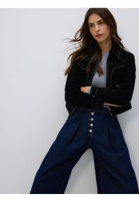 Reserved - Jeansy barrel z zakładkami - granatowy. Kolor: niebieski