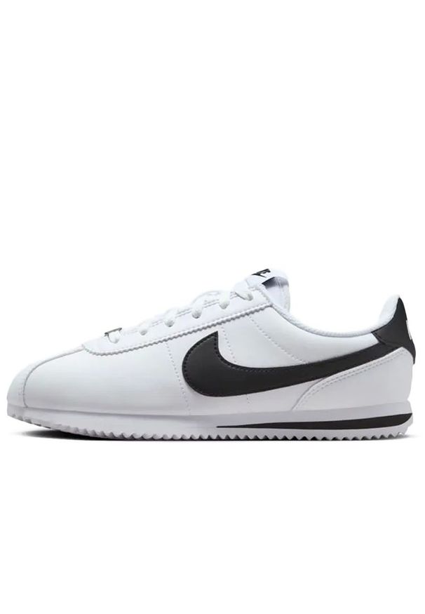 Buty młodzieżowe Nike Cortez GS DM0950-108 - białe. Kolor: biały. Materiał: guma, materiał, skóra, syntetyk. Szerokość cholewki: normalna. Wzór: jodełka. Model: Nike Cortez
