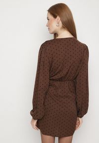 Born2be - Brązowa Sukienka Kopertowa w Kropki z Wiązaniem w Talii Enevie. Okazja: na co dzień. Kolor: brązowy. Wzór: kropki. Typ sukienki: kopertowe. Styl: casual, elegancki #2