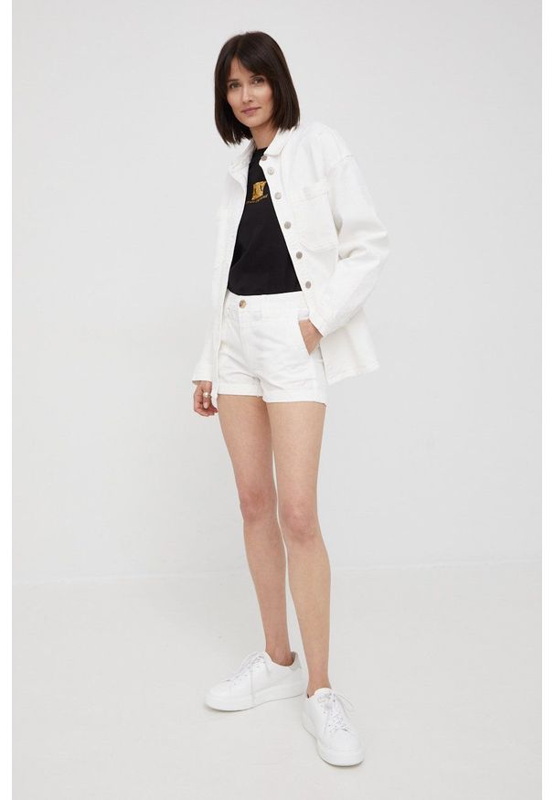 Pepe Jeans szorty bawełniane BALBOA SHORT damskie kolor biały gładkie medium waist. Okazja: na co dzień. Kolor: biały. Materiał: bawełna. Wzór: gładki. Styl: casual