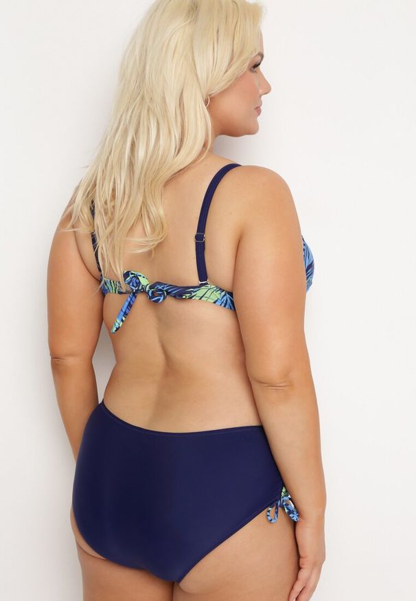 Born2be - Granatowy Dwuczęściowy Komplet Bikini Biustonosz z Usztywnieniem Majtki Typu Figi Roseria. Kolekcja: plus size. Kolor: niebieski