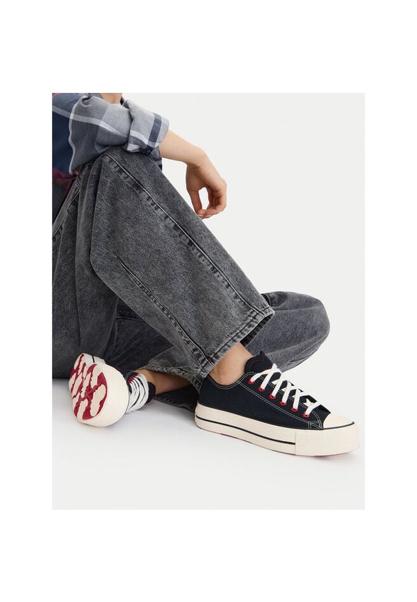 Trampki Converse. Kolor: czarny. Obcas: na platformie