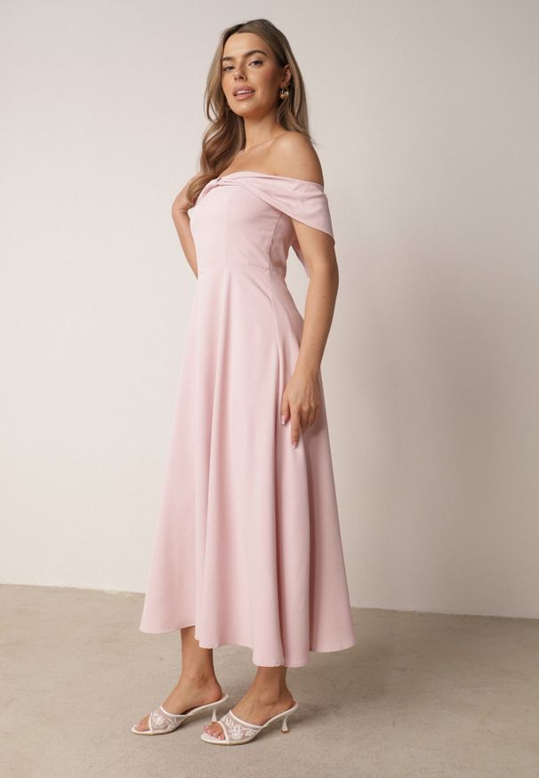 Born2be - Różowa Koktajlowa Sukienka VICES Hiszpanka o Rozkloszowanym Kroju Diolora. Typ kołnierza: dekolt hiszpanka. Kolor: różowy. Materiał: poliester. Typ sukienki: rozkloszowane. Styl: wizytowy