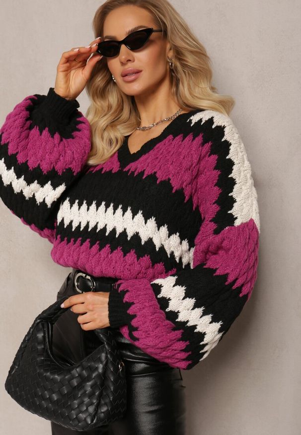 Renee - Fuksjowy Oversize Sweter z Trójkątnym Dekoltem z Ozdobnej Dzianiny Klinerda. Kolor: różowy. Materiał: dzianina. Wzór: kolorowy. Sezon: jesień, zima