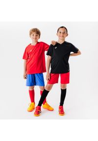 KIPSTA - Spodenki piłkarskie dla dzieci Kipsta Essential. Kolor: czerwony. Materiał: materiał, poliester. Styl: sportowy