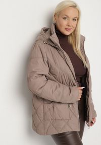 Born2be - Ciemnobeżowa Pikowana Kurtka z Kapturem i Ozdobnymi Suwakami Carnaye. Okazja: na co dzień, na spacer. Typ kołnierza: kaptur. Kolekcja: plus size. Kolor: beżowy. Materiał: jeans. Styl: sportowy, casual, elegancki #3
