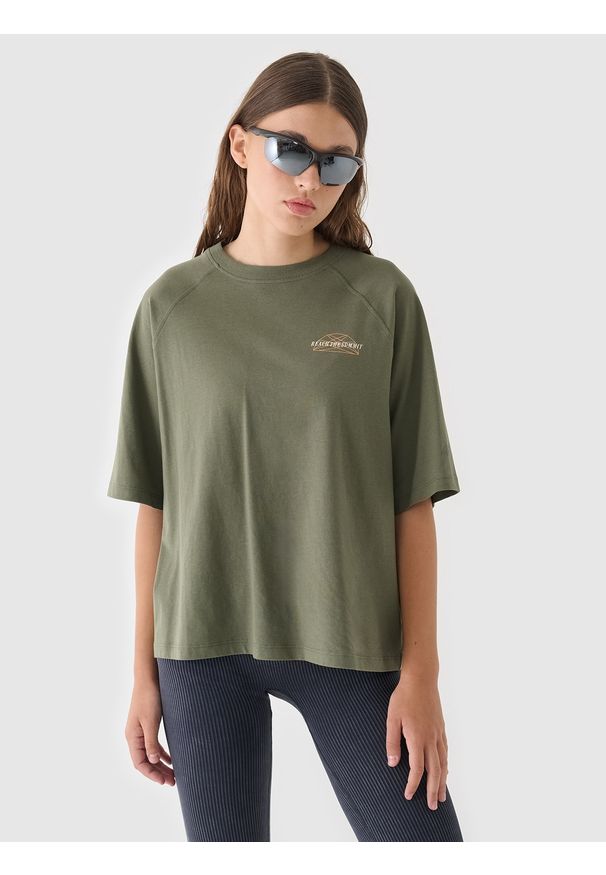 4f - 4F T-shirt oversize z nadrukiem damski - oliwkowy/khaki M. Okazja: na co dzień. Kolor: brązowy, wielokolorowy, oliwkowy. Materiał: dzianina, jersey, bawełna. Długość rękawa: krótki rękaw. Długość: krótkie. Wzór: nadruk. Styl: sportowy, klasyczny, casual
