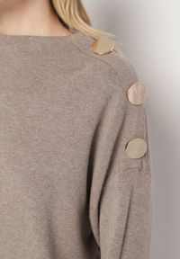 Born2be - Beżowy Sweter Ozdobiony Metalicznymi Guzikami Amentia. Typ kołnierza: golf. Kolor: beżowy. Materiał: jeans. Wzór: aplikacja. Styl: klasyczny #5