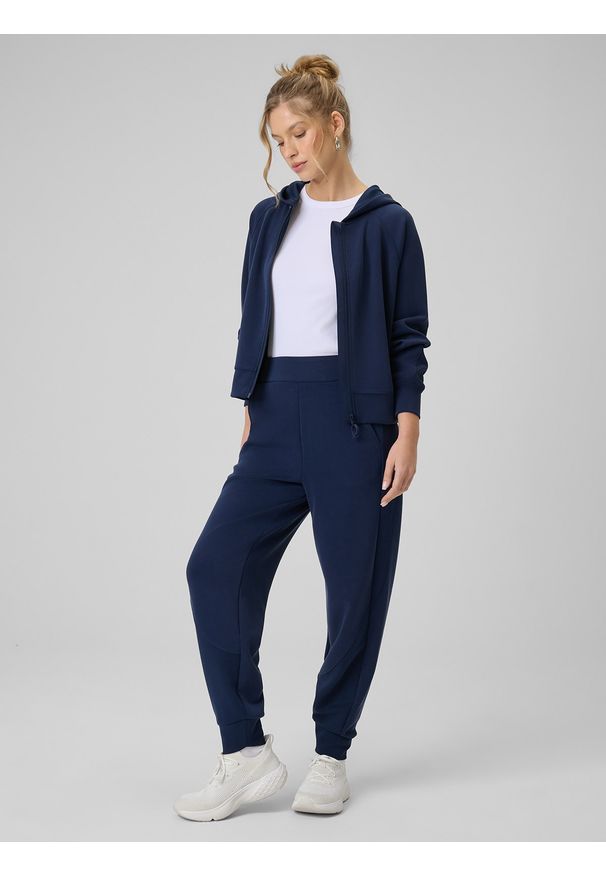 4f - 4F Spodnie dresowe z modalem joggery damskie - granatowe S. Stan: podwyższony. Kolor: niebieski. Materiał: dresówka. Długość: do kostek. Wzór: gładki