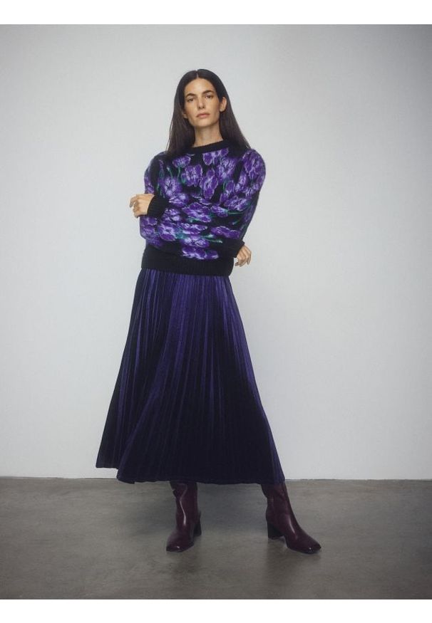 Reserved - Plisowana spódnica midi - granatowy. Kolor: niebieski. Materiał: dzianina, welur