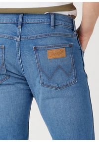 Wrangler - WRANGLER GREENSBORO MĘSKIE SPODNIE JEANSOWE JEANSY VITO W15QAG42E 112329009. Okazja: na co dzień, na spacer. Wzór: aplikacja. Sezon: lato, zima. Styl: sportowy, klasyczny, elegancki, casual