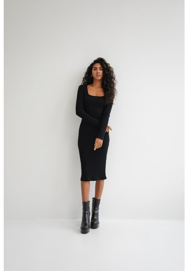 Marsala - Dopasowana sukienka z długim rękawem w kolorze TOTALLY BLACK - PILAR-M/L. Okazja: na co dzień, na imprezę. Kolor: czarny. Materiał: bawełna, materiał, prążkowany, elastan. Długość rękawa: długi rękaw. Styl: casual. Długość: maxi