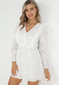 Born2be - Biała Sukienka z Haftowanej Tkaniny z Gumką w Pasie Micromi. Typ kołnierza: kołnierz z falbankami. Kolor: biały. Materiał: tkanina. Wzór: haft. Sezon: lato, wiosna