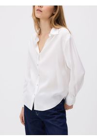 Reserved - Gładka koszula z wiskozy - biały. Kolor: biały. Materiał: wiskoza. Wzór: gładki #1