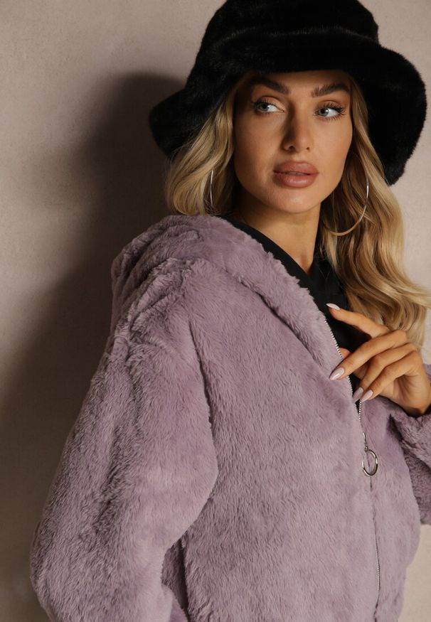 Renee - Fioletowa Kurtka Futrzana Rozpinana z Kapturem Kikilena. Okazja: na co dzień. Typ kołnierza: kaptur. Kolor: fioletowy. Materiał: futro. Sezon: zima. Styl: elegancki, casual