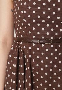 Born2be - Brązowa Bawełniano-Wiskozowa Sukienka Retro w Groszki o Rozkloszowanym Kroju Eviphaia. Okazja: na co dzień. Typ kołnierza: dekolt kwadratowy. Kolor: brązowy. Wzór: grochy. Typ sukienki: rozkloszowane, proste. Materiał: wiskoza, bawełna. Długość rękawa: bez rękawów. Sezon: lato. Styl: retro #5